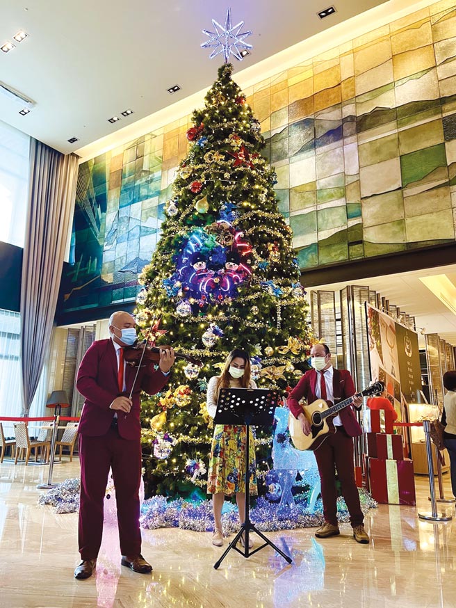淡水福容大饭店举办年度盛事－耶诞树温馨点灯仪式；图为乐团现场演唱。	图／淡水福容大饭店提供
