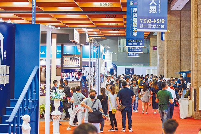 台北加盟創業展總是吸引許多人潮參觀。圖／台灣加盟創業促進協會提供