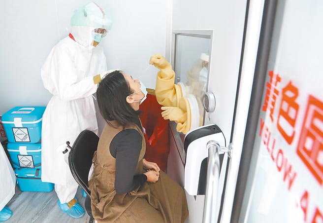 發生本土感染新冠肺炎病例的中研院基因體研究中心，10日開進行動篩檢專車，對當地民眾及中研院員工進行篩檢。（本報資料照片）