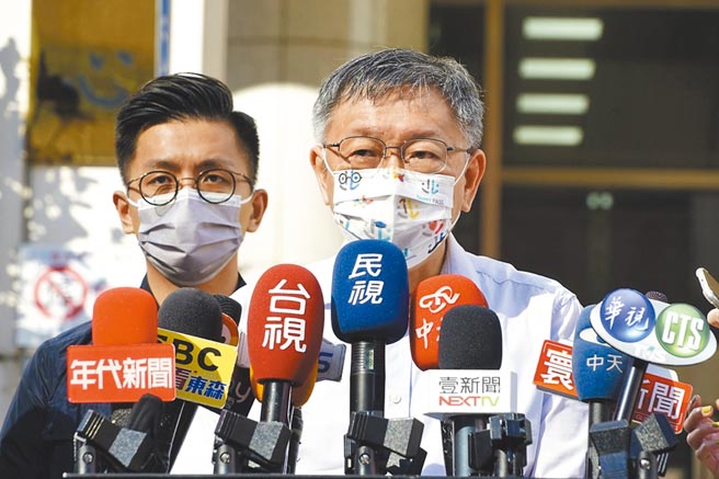 一名已离职的中央研究院P3实验室人员确诊COVID-19，台北市长柯文哲（右）11日说，匡列人数可能会再增加，但到目前为止，相关採检结果都是阴性。（台北市政府提供）