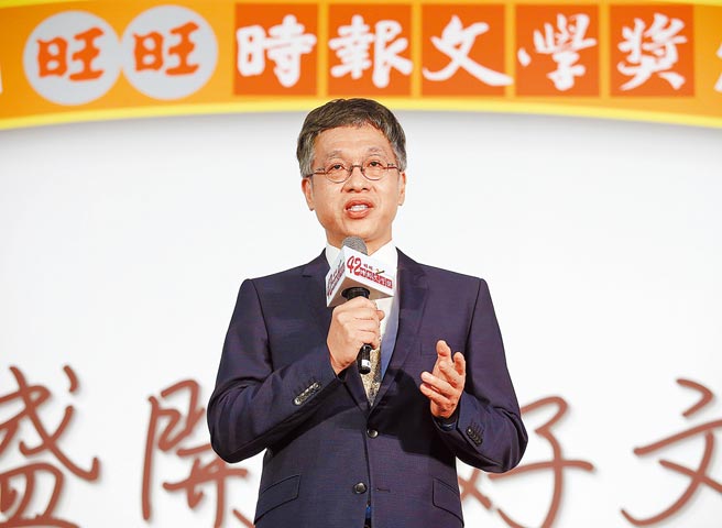 第42届时报文学奖颁奖典礼，台大校长管中闵、台湾文学馆馆长苏硕斌（见图）都上台致词。（姚志平摄）