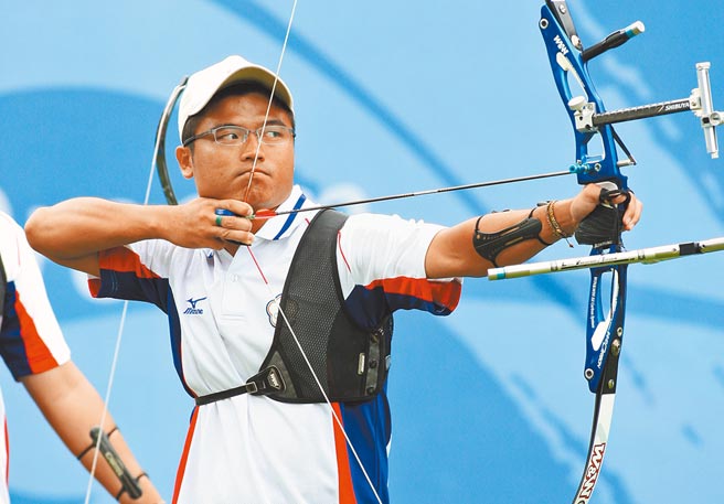 曾在雅典奧運奪銀的體大射箭隊總教練陳詩園，涉嫌在採購案時將標案訊息洩漏業者，並讓業者以不合格的器材驗收通關，檢方依詐欺等罪起訴。（本報資料照片）