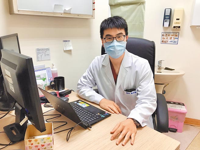 基隆市衛生福利部基隆醫院心臟科醫生楊岳勳，當兵後毅然決定重考醫學系。（陳彩玲攝）