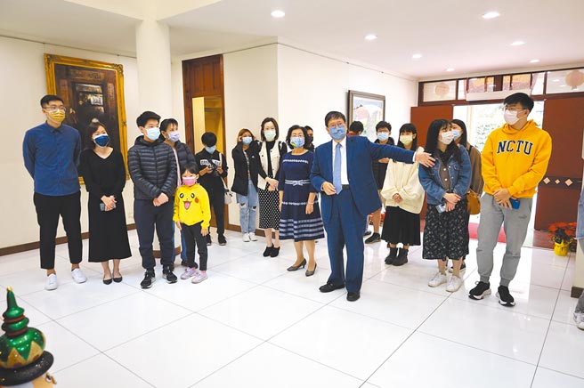 新竹縣長楊文科（右四）化身1日導覽員，向參與「打開新竹」的民眾介紹縣長公館。（莊旻靜攝）