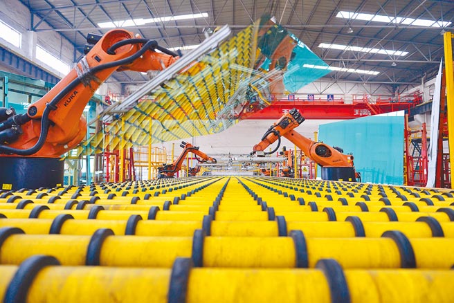 李成钢强调，儘管经济成长强劲，可由于「持续的贫困问题」，中国仍然认为自己是个「开发中国家」。图为河北一家玻璃工厂的自动化产线。（新华社资料照片）