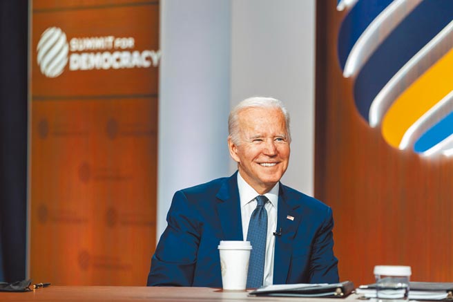 「民主峰会」10日闭幕，中国外交部表示，民主峰会以意识形态画线，把民主工具化、武器化。图为美国总统拜登在民主峰会结束时发表闭幕讲话。（摘自美国总统拜登脸书）