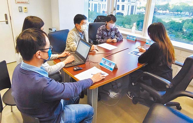 劳工局长张大春说，中市府聘专业律师，免费协助为职灾劳工争取权益。（台中市政府提供／陈世宗台中传真）