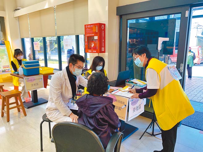 嘉义县梅山乡卫生所11日将接种站延伸到太平云梯，让在地民眾、游客更方便施打莫德纳疫苗。（梅山乡卫生所提供／张亦惠嘉县传真）