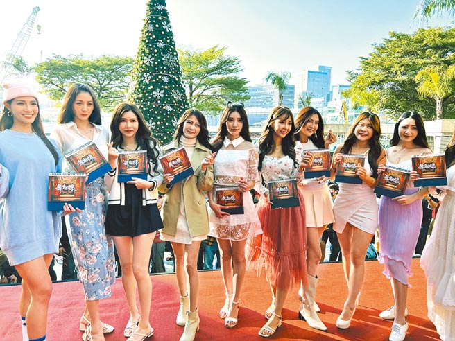 有「全台最美禮生團體」稱譽的「台南舞魅孃」，成軍9年首度推出公益桌曆，義賣所得扣除成本將全數捐給創世基金會。（洪榮志攝）