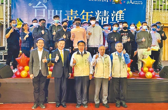 台南市政府與崑山科大合辦青年精準就業博覽會暨研究會校園徵才活動，市長黃偉哲到場勉勵畢業青年，提早做好職涯規畫與就業準備。（勞工局提供／洪榮志台南傳真）