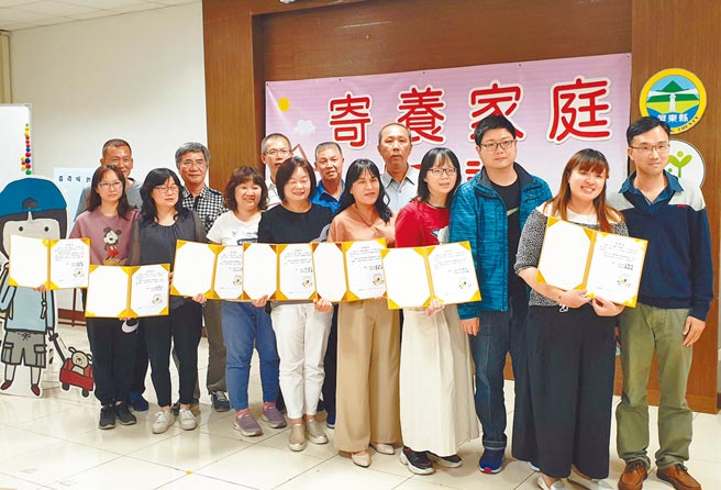 7戶新進寄養家庭完成授證，成為屏東家扶新的生力軍。（林和生攝）