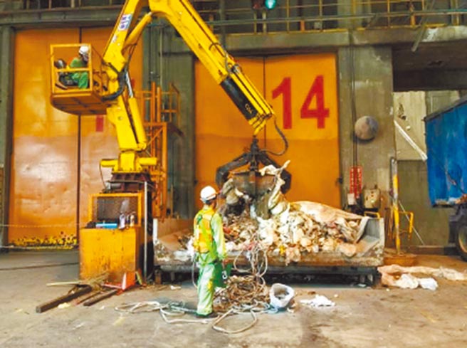 高市府環保局表示，截至11月底垃圾量為121萬公噸，控制在年燒133萬公噸以內的目標有望達成。（高市府環保局提供／洪浩軒高雄傳真）