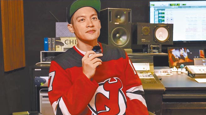 许孟哲日前为《飢饿游戏》5周年纪念单曲录音。（中视提供）