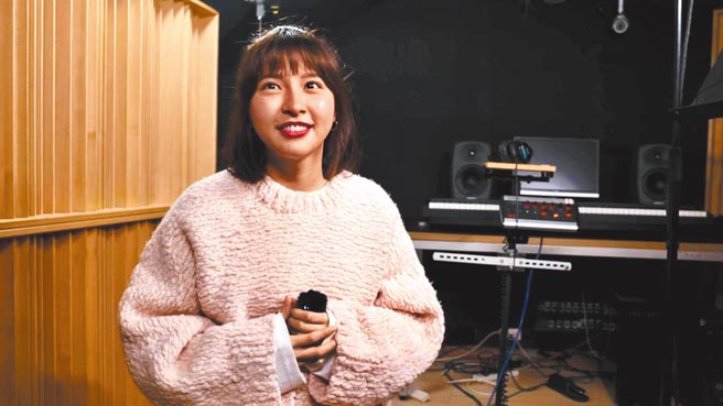 峮峮首次进录音室，自认歌声不错。（中视提供）