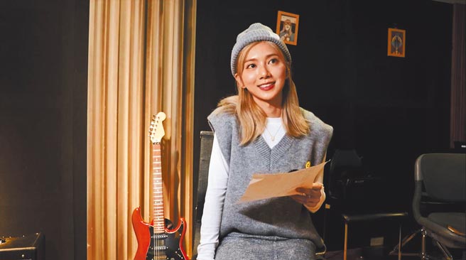 「豆花妹」蔡黄汝形容自己的歌声迷人又危险。（中视提供）