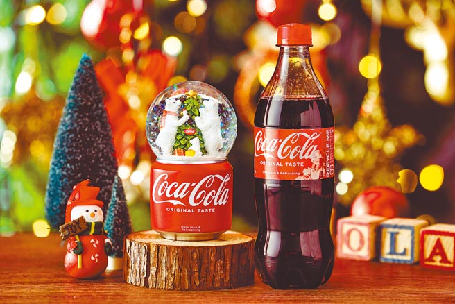 7-11可口可乐耶诞水晶球，购买可乐指定碳酸2瓶以上，可199元加价购。（7-11提供）