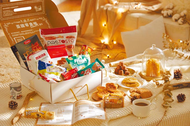 OK超商异国零食箱—耶诞超值箱14款零食，特价1099元。（OK提供）