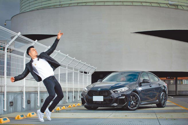 K.Swo与BMW M235i xDrive Gran Coupe Black Storm Edition，K.Swo以舞姿诠释力与美。（石智中摄）