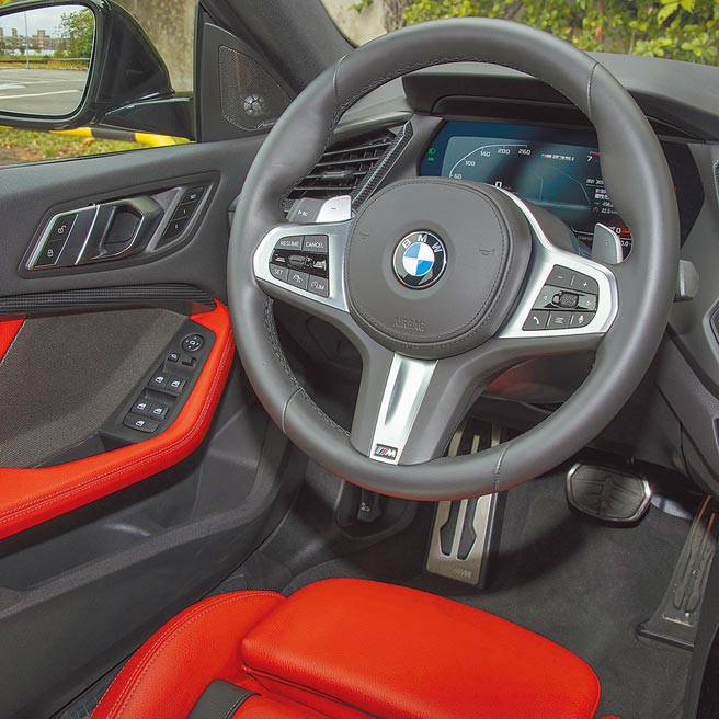 多功能方向盘。（陈大任摄）