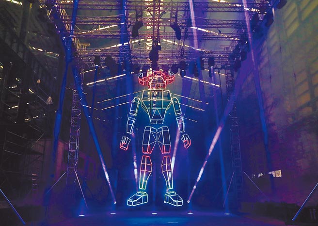 Akibo老师巧妙将主灯的牛神头像画上灯笼，期许今年灯节兴旺艋舺，迎向平安好年。（北市观传局提供）