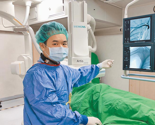 邱则诚医师表示，血管内微栓塞疼痛治疗透过血管摄影，将栓塞药物经由微导管送至肩。（罗东博爱医院提供）