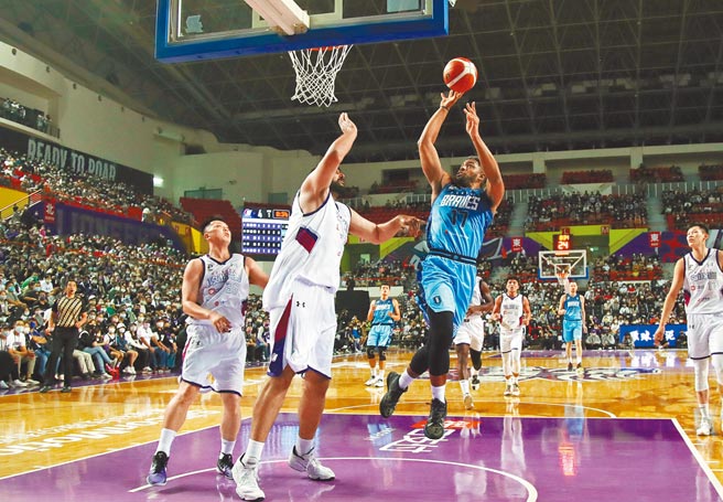 台北富邦勇士洋將辛特力（右）強攻新竹攻城獅禁區。（中央社）