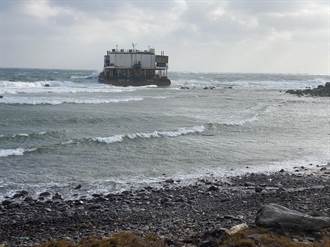 韓國拖船斷纜 海上平台漂流至澎湖海域擱淺