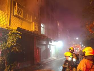台南市传2火警 出租套房疏散19人 安平造船厂半时灭火无伤亡 