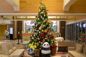 卡通人物棒棒糖耶誕樹超吸睛 和逸飯店台南西門館歲末狂歡抽大獎