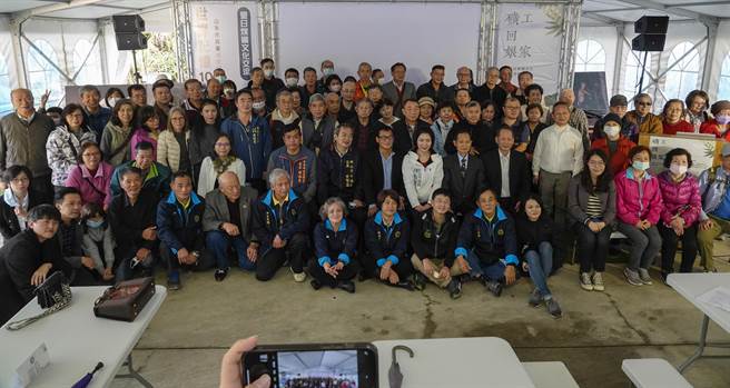 近百位末代老矿工及眷属回娘家，在新平溪煤矿旧整煤场欢聚一堂。（黄子明摄）