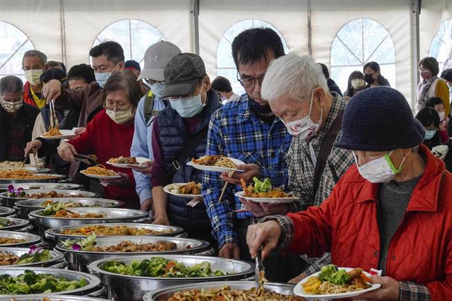 老矿工享用丰盛大餐。（黄子明摄）