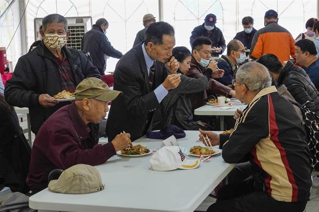 老矿工延续以往互助精神，互相递送茶水。（黄子明摄）