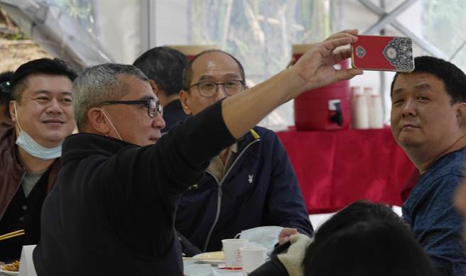 退休后第15度回娘家相聚，大家不忘自拍留影。（黄子明摄）