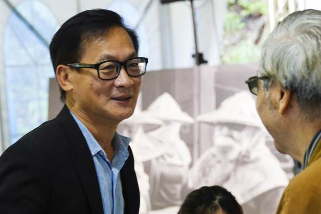 新平溪煤矿博物园区现任董事长龚俊逸（左）延续父亲龚咏沧的遗愿，继续与老员工每年一次的约定。（黄子明摄）