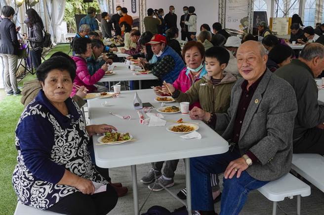 从事採矿26年的吴添源（右）与同在另一矿场工作的妻子（左）带着儿孙参加回娘家活动。（黄子明摄）