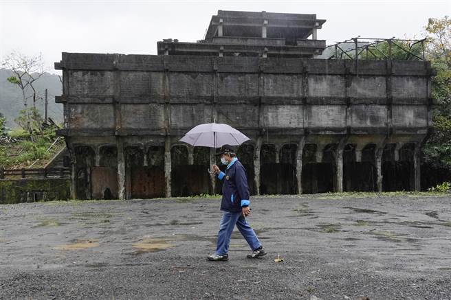 2018年在新平溪煤矿参与封坑歷史时刻的老矿工周朝南走过整煤场遗址。（黄子明摄）