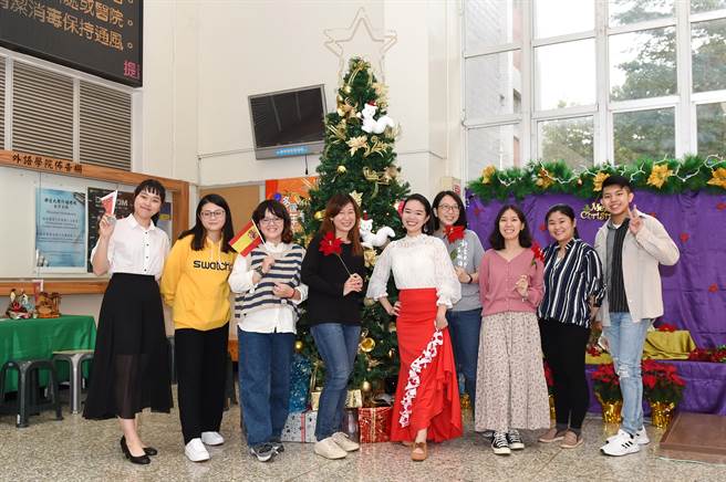 静宜各学院师生搭配圣诞主题，精心打造圣诞树及艺术装置；在融合各系所特色的表演中，传递佳节的氛围及喜悦。（静宜大学提供）