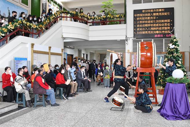 静宜大学外语学院「多国文化嘉年华」由日本太鼓表演揭开序幕。（静宜大学提供）