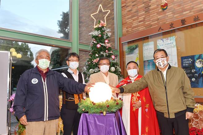 人文暨社会科学院特别安排「原住民专班」学生以传统舞蹈、歌曲表演，协助传递原住民族多元特色；藉由压轴圣诞点灯，让师生瞭解圣诞节的意义真理。（静宜大学提供）
