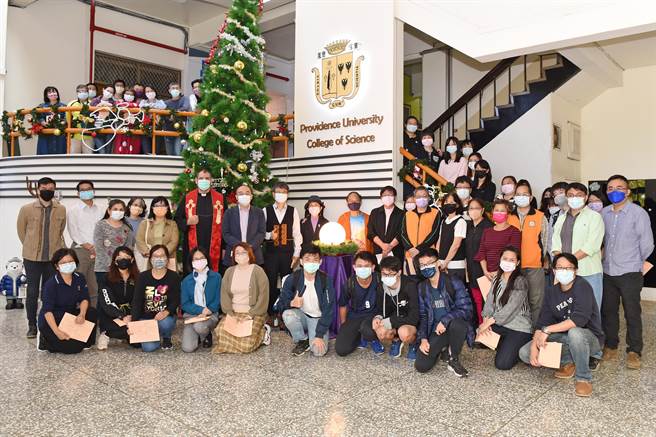 理学院也精心打造圣诞树及圣诞装饰，迎接圣诞佳节来临，为校园带来更多温暖！（静宜大学提供）