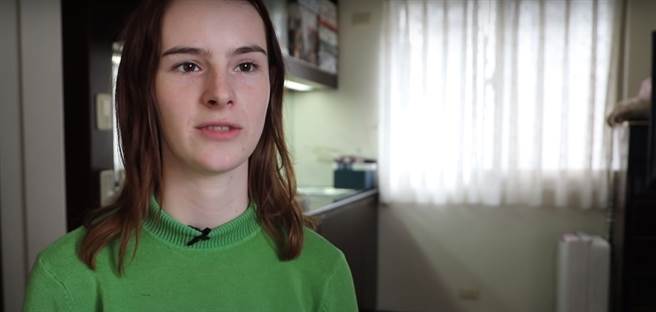 荷兰妹Myrthe认为在台湾看医生相当方便，但同时也担忧会造成医疗资源不必要的浪费。（图／翻摄自《不要闹工作室》）