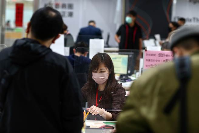 有網友認為，在物價、房價高漲的現在，公務員已不再是人生勝利組的代表，引起兩派網友熱議。示意圖非當事人。(本報資料照)