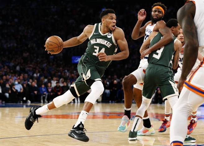 公鹿前锋阿提托康波运球强行切入。(美联社)