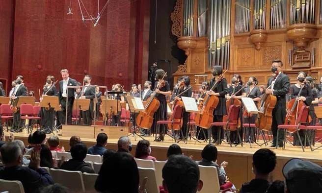 左化鹏》「水边的遐想」 音乐带来的遐想无限。(图/爱传媒提供)