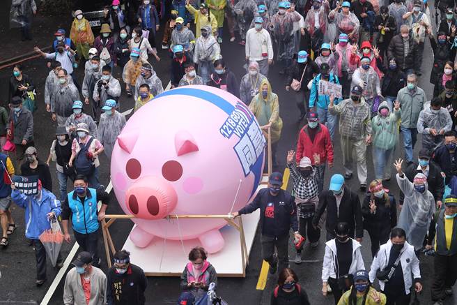 图为国民党结合今年秋斗和4大公投举办游行，呼吁民眾在4个公投案都投下同意票；队伍中也有「粉红小猪」沿街表达诉求。（陈信翰摄）