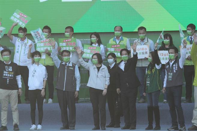 圖為民進黨營造全台最大公投場氣勢，蔡英文、賴清德同台要大家公投日投下4個不同意。（程炳璋攝）