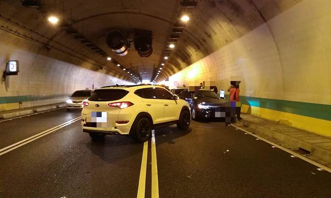 国道3号南向8.2km汐止隧道内侧及中线，今天上午8点17分，发生7部小客车追撞事故。（翻摄照片／陈彩玲基隆传真）