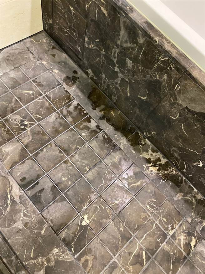 该名男网友将刷洗后的地板拍下上传，可见地板经柠檬酸刷洗后，出现一片片泛白痕迹。（图／翻摄脸书社团买房知识家（A你的Q））