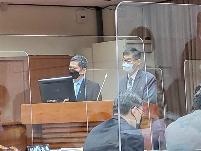 華視總經理莊豐嘉（右）為「為幽靈國慶生」之說引發的風波道歉。（李欣恬攝）