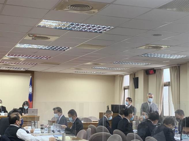 立法院外交及國防、司法及法制委員會聯席會議上午審查行政院函請審議妨害兵役治罪條例刪除第21條條文草案等案，邀請國防部副部長王信龍列席報告，並備質詢。（張薷攝）